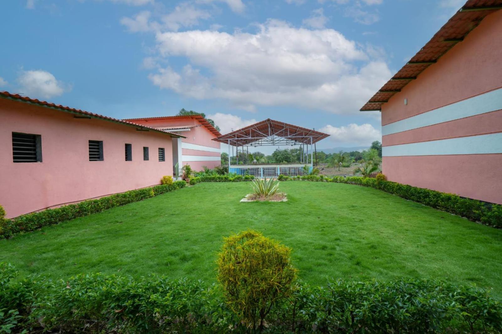 Mahalakshmi Agro Tourism Hotell Poinad Exteriör bild